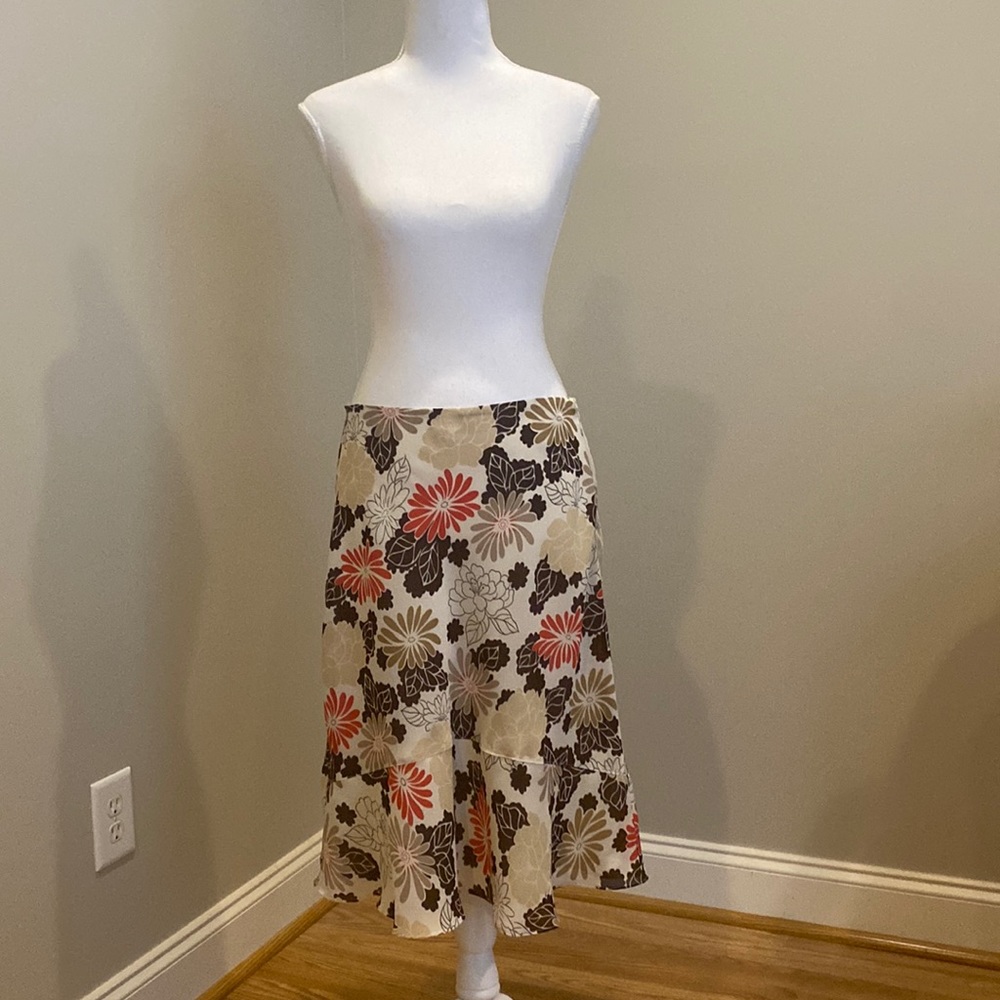 Lightweight Floral-Patterned Skirt with Slight High-Low